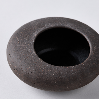 Pebble shaped pot with spoon - black