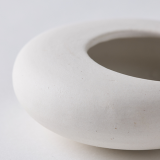 Pebble shaped pot with spoon - white