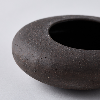 Pebble shaped pot with spoon - black