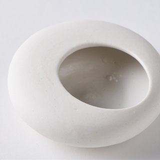 Pebble shaped pot with spoon - white